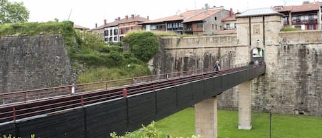 Vista  muralla y acceso a Casco Historico Hondarribia.