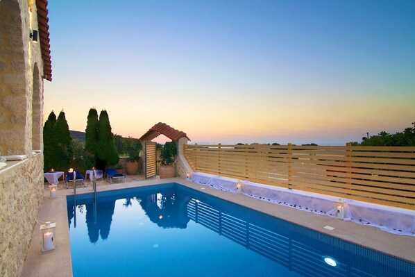 Great private pool, 4x6 meters! 