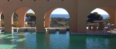 La Pergola Pool with vistas del mar