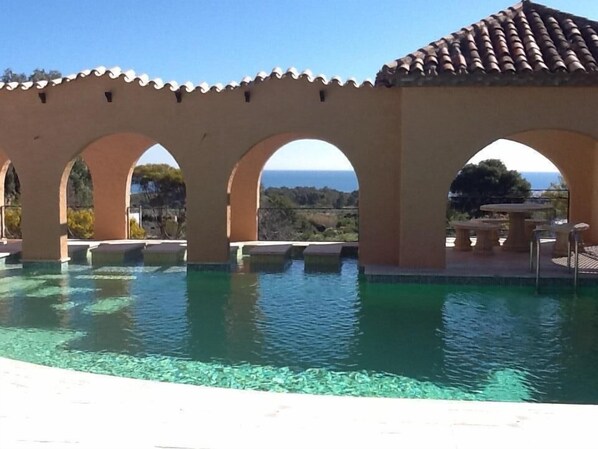 La Pergola Pool with vistas del mar