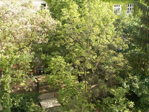 Ruhiger, grüner Innenhof/Garten vor dem Schlafzimmerfenster.