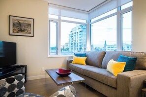 Relax in the living room watching the latest on this Smart TV or listen to music with Alexa! :)
