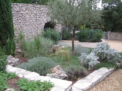 Antigua casa con encanto. Una experiencia única al pie de los Cévennes.