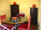 Armoire marocaines antiques, table repas pour 6 personnes, 