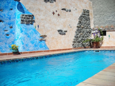 Casa de pueblo tranquila y confortable, jardín privado con piscina climatizada, garaje.