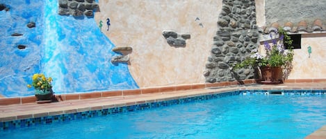 Heatable pool with integrated jacuzzi