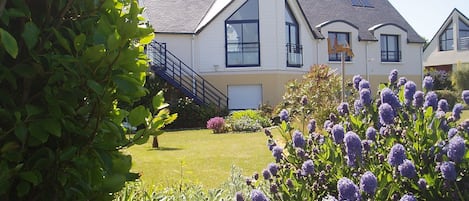 la maison vue depuis le jardin au printemps