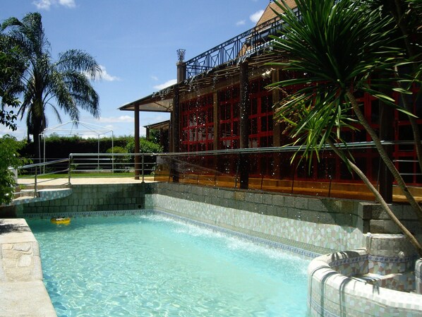 villavergissmeinnicht.com - piscine avec rideau d'eau