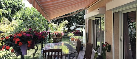 Terrasse fleurie dans un lieu calme.