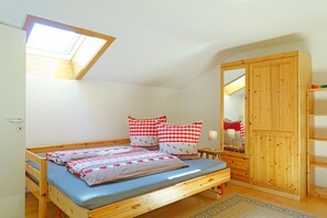 Im zweiten Schlafzimmer kann man aus dem Einzelbett auch ein Doppelbett machen. 