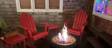 Natural Gas Firepit on the back deck