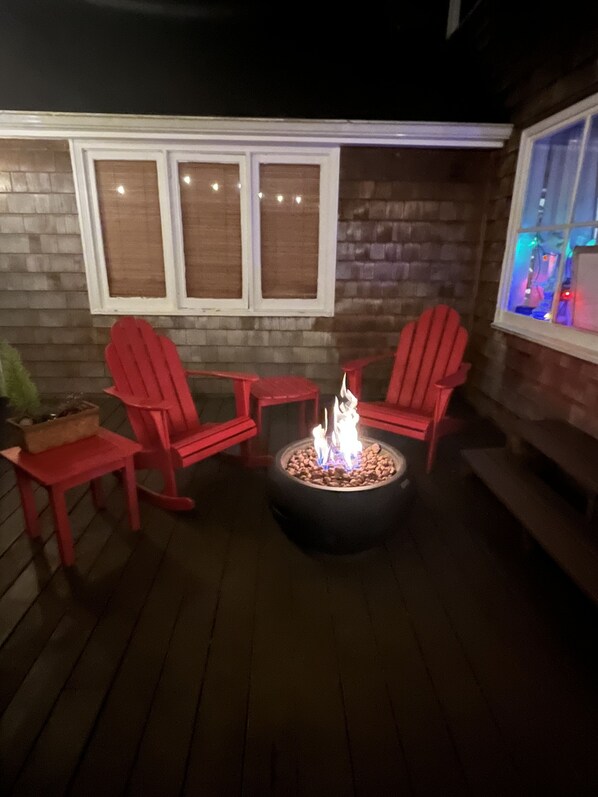 Natural Gas Firepit on the back deck