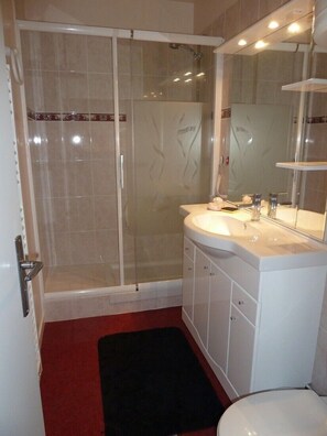 Bath room with a shower