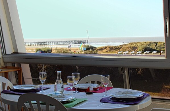 locationsaintjeandemonts.fr 
 vue sur mer pour vos repas