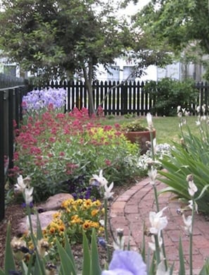 Garden path