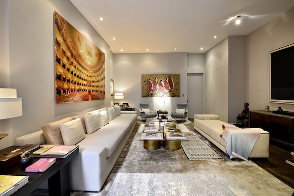 South facing living room overlooking the private garden