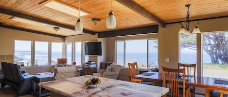 The living room with a view of the sea and the beach ⛱️ 