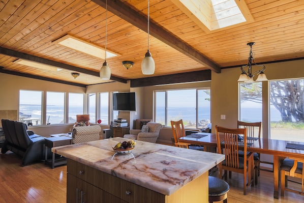 The living room with a view of the sea and the beach ⛱️ 