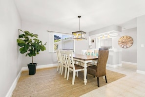 Dining room seats up to 6 guests