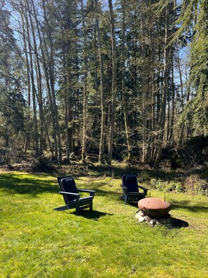 Outside fire pit and seating area. Firewood provided