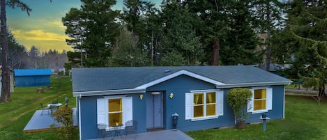 Bandon Bear Cottage at twilight in early spring.