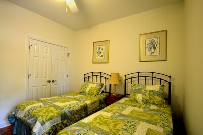 Luxury Vacation Condo At Oyster Bay- Free Wifi, Linens & Towels