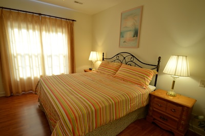 Luxury Vacation Condo At Oyster Bay- Free Wifi, Linens & Towels