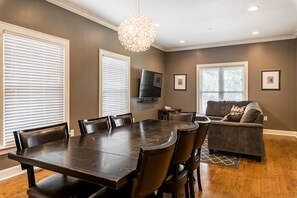 Dining room w/ 8 seat table, living room w/ huge sectional couch & smart TV-Roku