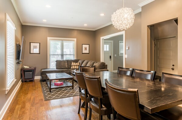 Dining room w/ 8 seat table, living room w/ huge sectional couch & smart TV-Roku
