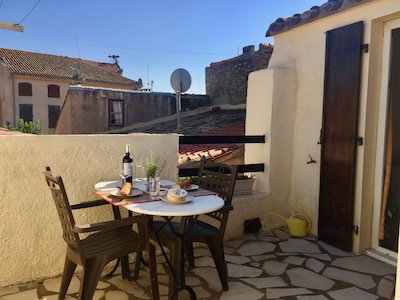 Centre of Olonzac, market views, 2 bedrooms & private sunny rooftop terrace