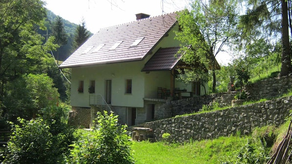 Place for barbecue and the terrace by the stream Hotenjka