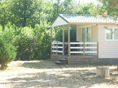 Mobilheim in der Nähe des Sees und das Meer in einem kleinen Campingplatz für Familien