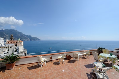 Rotes Haus mit Terrasse und Meerblick und nur 800 m von der Amalfi