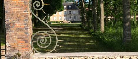 Vue de la Maison depuis la Grille d'honneur