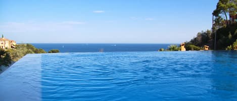 De la piscine à horizon d'eau on peut admirer la mer.