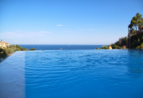 De la piscine à horizon d'eau on peut admirer la mer.