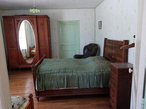 lit double 140 cm et lit 90 cm grande chambre avec  parquet 
