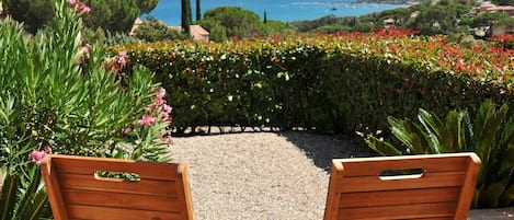 Vue mer panoramique, rez de jardin privatif et plage à 300 m. 