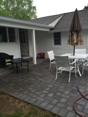 Outside patio with grill and patio set