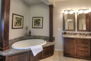 Master Jacuzzi - Bathroom 1