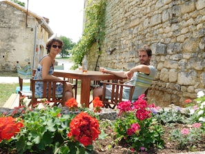 La terrasse à votre disposition entre pierres, fleurs, vignes et nature.