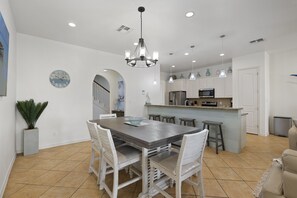 Open concept kitchen and dinning area.