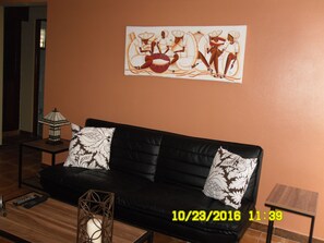 Living Area
(Futon Sofa)