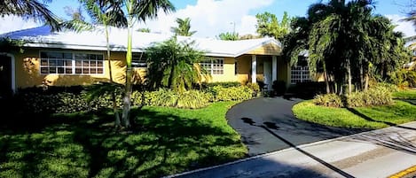 Tropical Paradise  1 mile from Pompano Beach w/ Private Driveway 