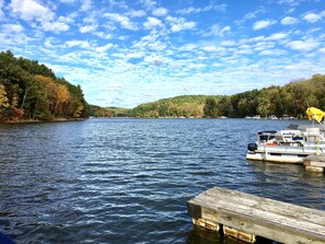 Lake has 2 Marinas to rent pontoon / fishing boats! Peterson marina 10 minutes.