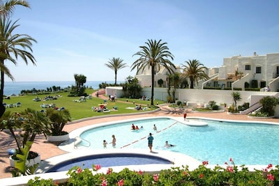 Estepona-Villacana. Schöne Wohnung in der Nähe des Meeres und der Pools