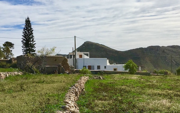 Casa “El Majuelo” y su entorno rural.