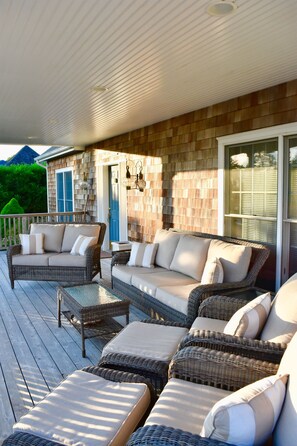 Lower deck 