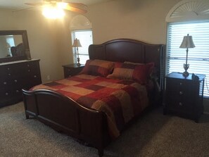 Master Bedroom
(King)