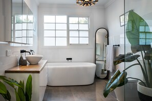 Deep soaking bathtub